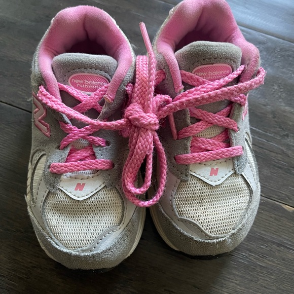 New Balance 2002R Kids Pink Grey Running Shoes Toddler Sneakers Lace Size 7 - Picture 4 of 4
